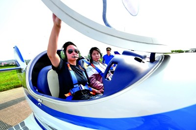 贵州省黄平县的飞行营地里，飞行教练正在指导游客进行飞前准备