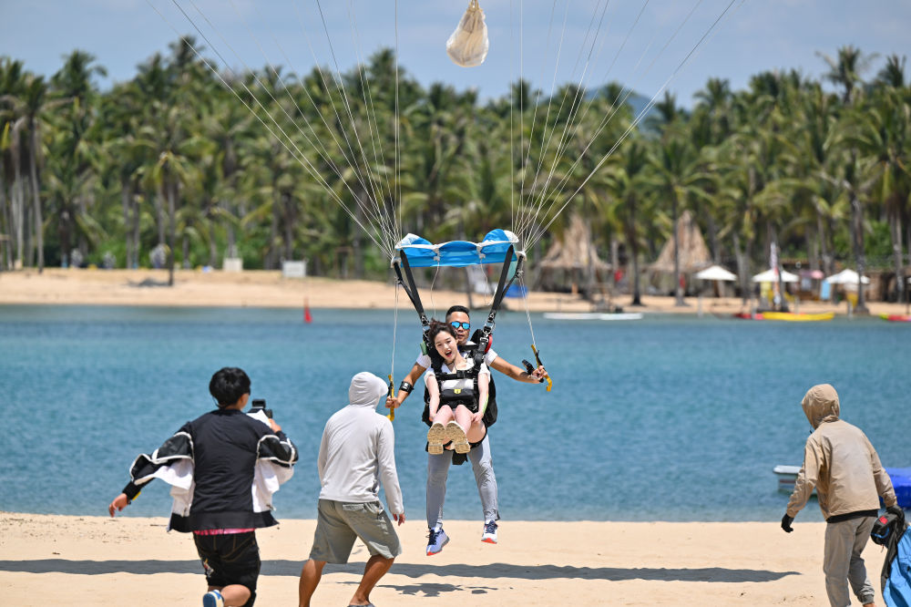 5月2日，游客在三亚塔赫跳伞基地体验跳伞。新华社记者　郭程　摄