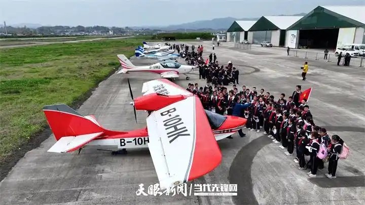 学生到旧州抗战机场开展研学活动。张平 摄